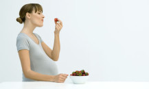 Pregnant-woman-eating-str-001