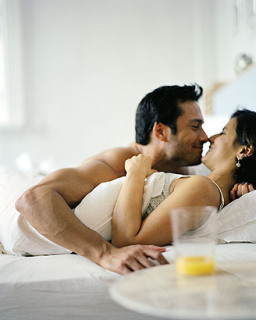 couple_kiss_bed